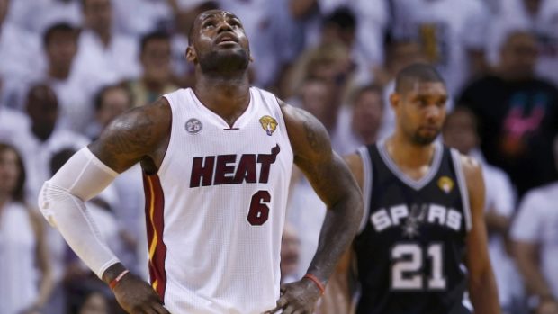 LeBron James (vlevo)ú a Tim Duncan (v pozadí), dvě největší hvězdy finále basketbalové NBA