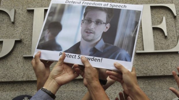 Bývalý technik americké tajné služby Edward Snowden je obviněný Spojenými státy ze špionáže