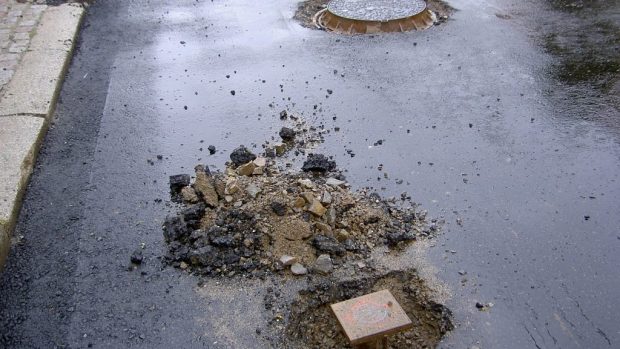 Obyvatelé nevěří, že by se oprava kanalizace stihla včas