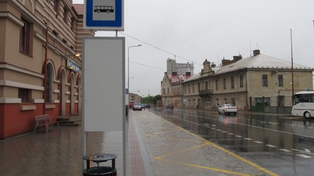 Nový autobusový terminál před nádražní budovou v Českém Brodě