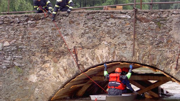 Vysočina - záchrana nově spraveného středového oblouku historického mostu v Ronově na Havlíčkobrodsku