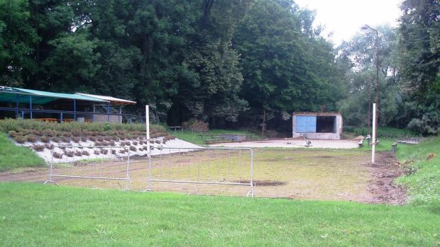 Zničený sportovní areál v Obříství na Mělnicku