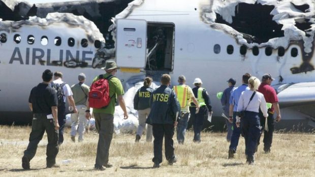 Vyšetřovatelé ohledávají trosky havarovaného korejského boeingu