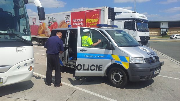 Policie kontroluje řidiče dálkových autobusů