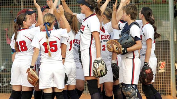 České softbalistky se radují z vítězství nad Belgičankami na ME v Praze