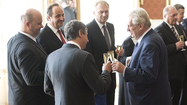 Zeman jmenoval na Pražském hradě novou vládu