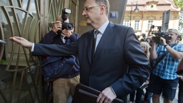 Expremiér Petr Nečas přichází k výslechu na pražskou služebnu Útvaru pro odhalování organizovaného zločinu