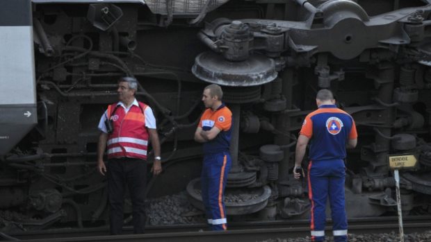 Odstraňování následků železničního neštěstí na nádraží Brétigny-sur-Orge u Paříže