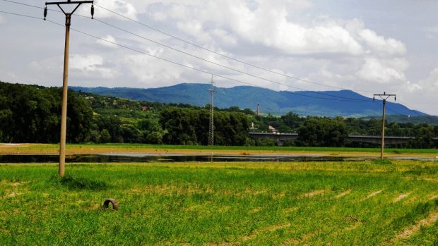 Měsíc po povodni ještě na některých polích na Litoměřicku stojí voda