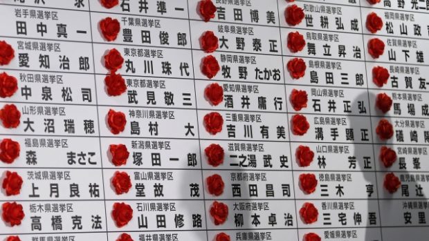 Japonské volby do horní komory parlamentu pravděpodobně vyhráli Liberální demokraté současného premiéra Šinzo Abeho