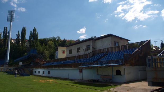 Tribuna stadionu Grbavica je zčásti ještě dřevěná