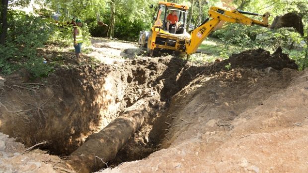 Pracovníci Pražských vodovodů a kanalizací odstraňují následky havárie vodovodního řadu ve Formánkově ulici v Praze 8