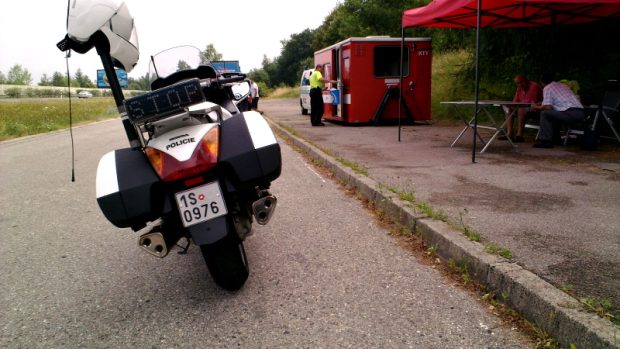 Policisté kontrolovali na D5, zda řidiči neporušují dopravní předpisy.