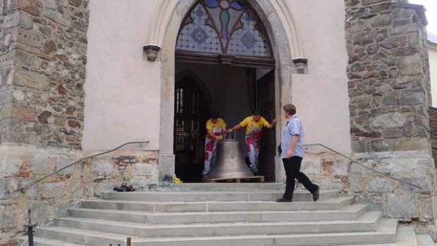 Instalování zvonu do kostela sv. Mikuláše v Humpolci