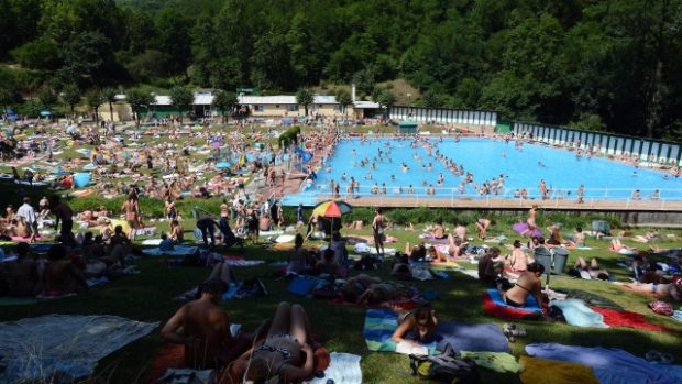 Na koupaliště v Divoké Šárce v Praze se  přišly osvěžit stovky lidí