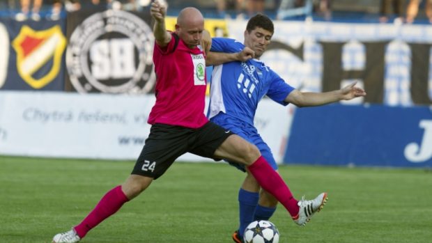 Mladoboleslavský Jiří Štajner (vlevo) v souboji s Engelmannem z Baníku Ostrava
