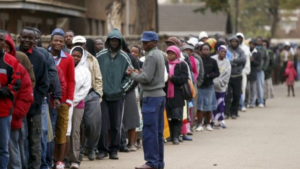 Fronta před volební místností v Zimbabwe