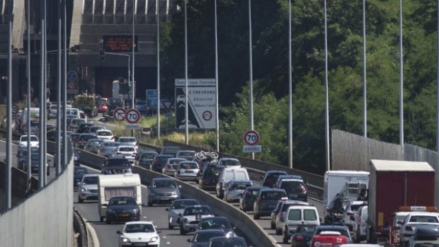 Kolony čekají na řidiče na řadě hlavních tahů v celé Evropě. Na snímku dálnice A7 u tunelu Fourvière  u francouzského Lyonu