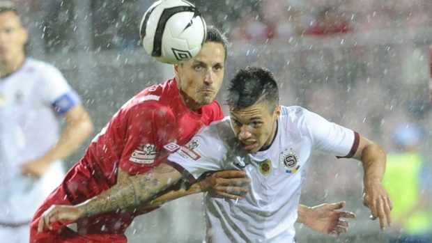 Utkání 3. kola první fotbalové ligy Zbrojovka Brno - Sparta Praha hrané 4. srpna v Brně. Tomáš Janotka (vlevo) z Brna a Václav Kadlec ze Sparty.