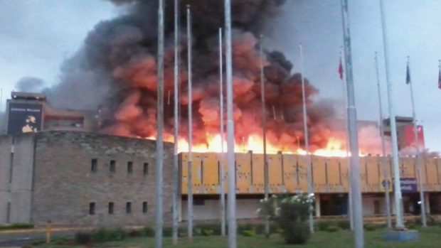 Letiště Jomo Kenyatta International Airport v keňském Nairobi v plamenech