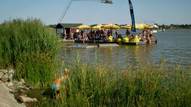 Wakeboarding je mimořádně populární. Jezero Velence, Maďarsko.