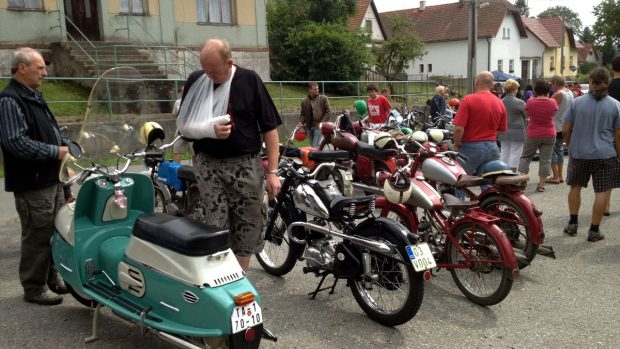 Milovníci starých motocyklů z Benešovska a Táborska se sešli v obci Vodice