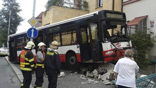 Autobus naboural do zastávky Dyrinka a prorazil plot u jednoho z domů