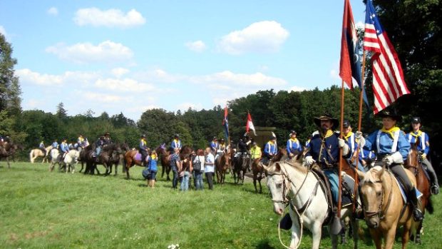 Stovka koní pod vedením Václava Vydry jela spanilou jízdu z Konopiště do Benešova