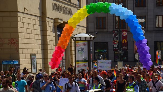 Centrem Prahy prošly v rámci festivalu Prague Pride tisíce lidí