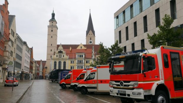 Vyklizené okolí radnice v německém Ingolstadtu, kde neznámý muž drží rukojmí