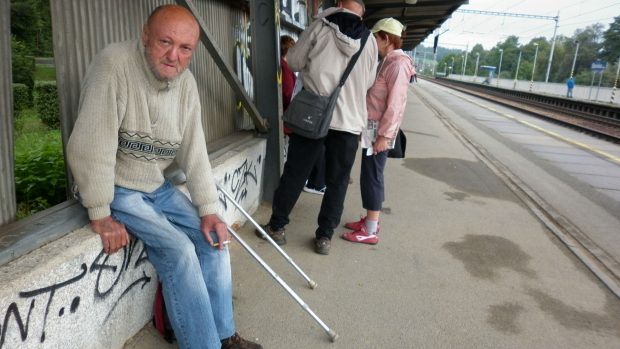 Na vlakové zastávce v Blansku přespává bezdomovec Miloš Hudeček už několik měsíců