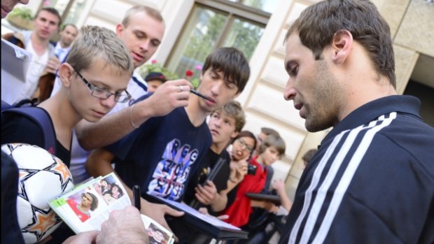 Brankář Petr Čech rozdává autogramy před hotelem Four Season v Praze, kde se ubytovali fotbalisté Chelsea před utkáním o Superpohár s Bayernem Mnichov