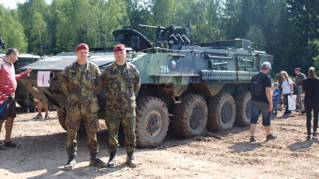 Obrněný transportér Pandur II v ženijní úpravě měl na letošních Bahnech veřejnou premiéru. Na snímku příslušníci 4. brigády rychlého nasazení svobodník Petr Vyskočil (vpravo) a desátník David Šrámek (vlevo)