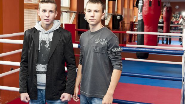Boxeři Michal Bartůněk (vlevo) a David Kotrč