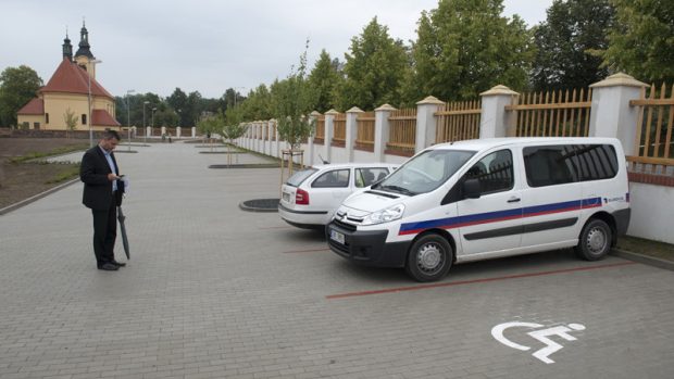 Nové parkoviště má přes 50 míst včetně tří stání pro handicapované.
