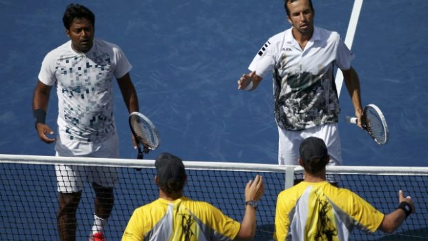 Leander Paes s Radkem Štěpánkem (oba v bílém) přehráli v deblovém semifinále US Open americké bratry Bryanovy