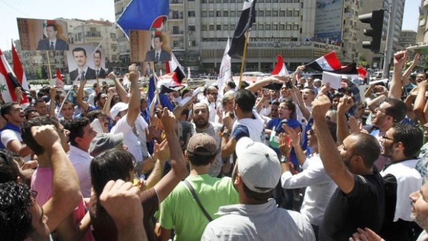 Stoupenci syrského prezidenta Bašára Asada protestují proti útoku Spojených států