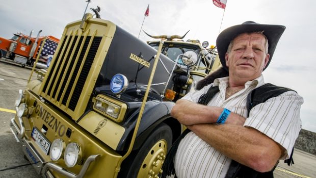 Piotr Laczynsky z Polska přijel na festival v americkém tahači Kenworth.