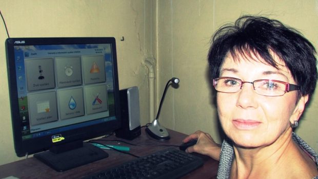 Jana Kadlecová u svého rozhlasového pultu