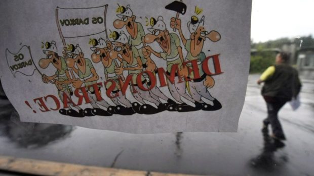 Na demonstraci zve i plakát na autobusové zastávce u Dolu Darkov