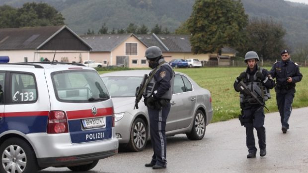 Rakouské bezpečnostní složky uzavřely příjezdové komunikace
