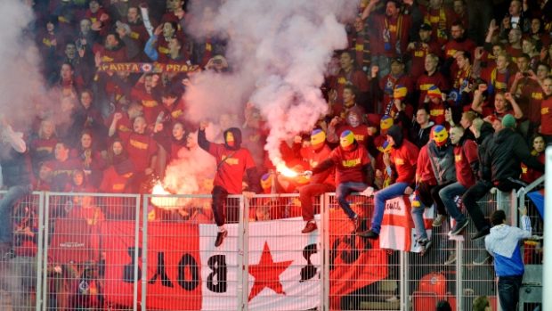 Fanoušci Sparty při derby pražských ‚S‘