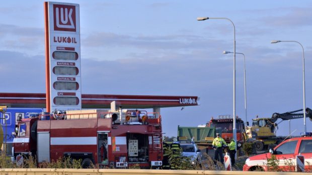 Neštěstí se stalo na benzinové stanici Lukoil u dálnice D8 za Prahou