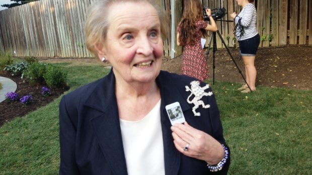 Madelaine Albrightová ukazuje brož s Václavem Havlem