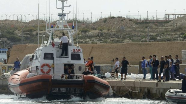 Pobřežní stráž přiváží těla utonulých po ztroskotání lodi s migranty do přístavu Lampedusa na stejnojmenném ostrově