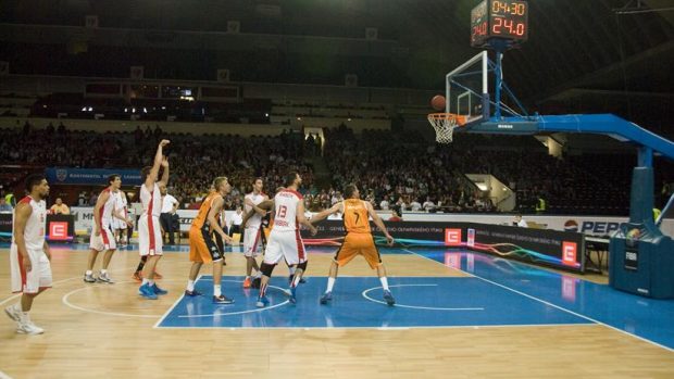 Basketbalisté Nymburka v utkání s Fuenlabradou Madrid