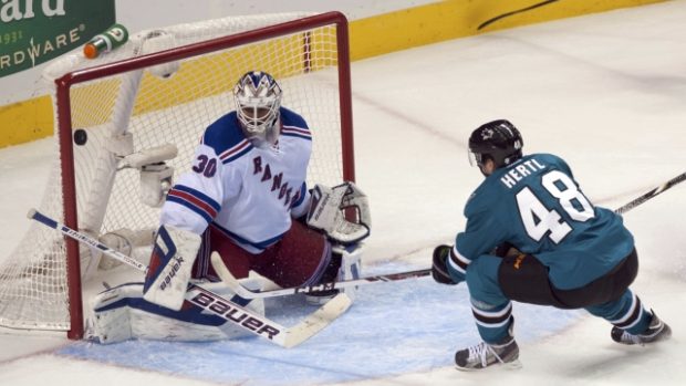 Tomáš Hertl si v dresu San Jose připsal čtyři branky v jednom utkání