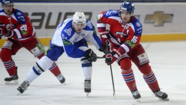 Utkání Kontinentální hokejové ligy: Lev Praha - Nižněkamsk, 9. října v Praze. Zprava Michal Birner z HC Lev Praha a Bogdan Jakimov z Nižněkamsku.