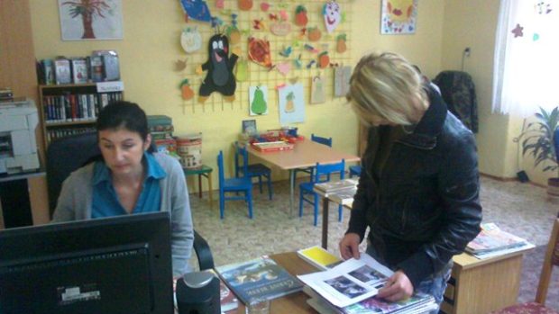Knihovnice Anna Holá v knihovně v Měrunicích se čtenáři