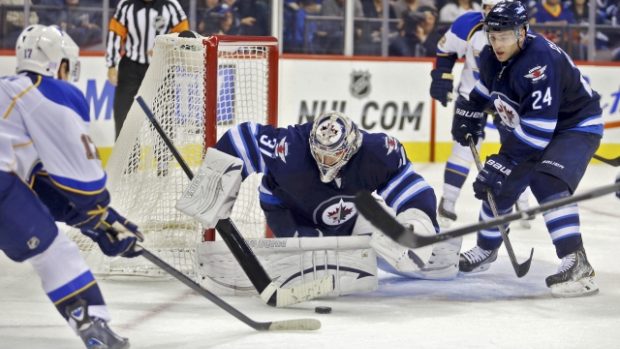 Brankář Ondřej Pavelec vychytal výhru Winnipegu